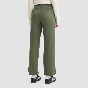 LEVI’S NWT women’s mid-rise cropped pants size 28 x 27 in army green